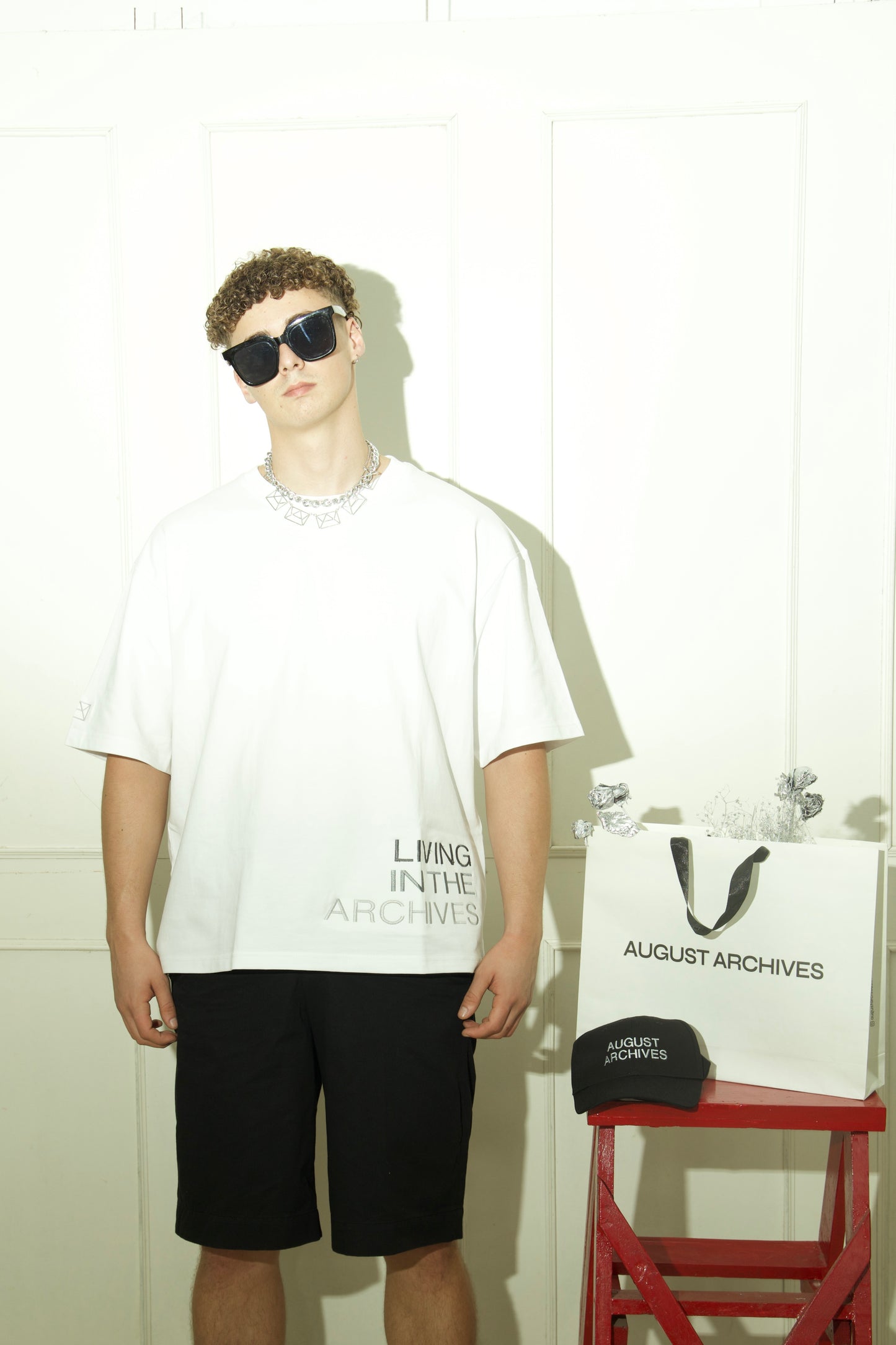 LIVING TEE