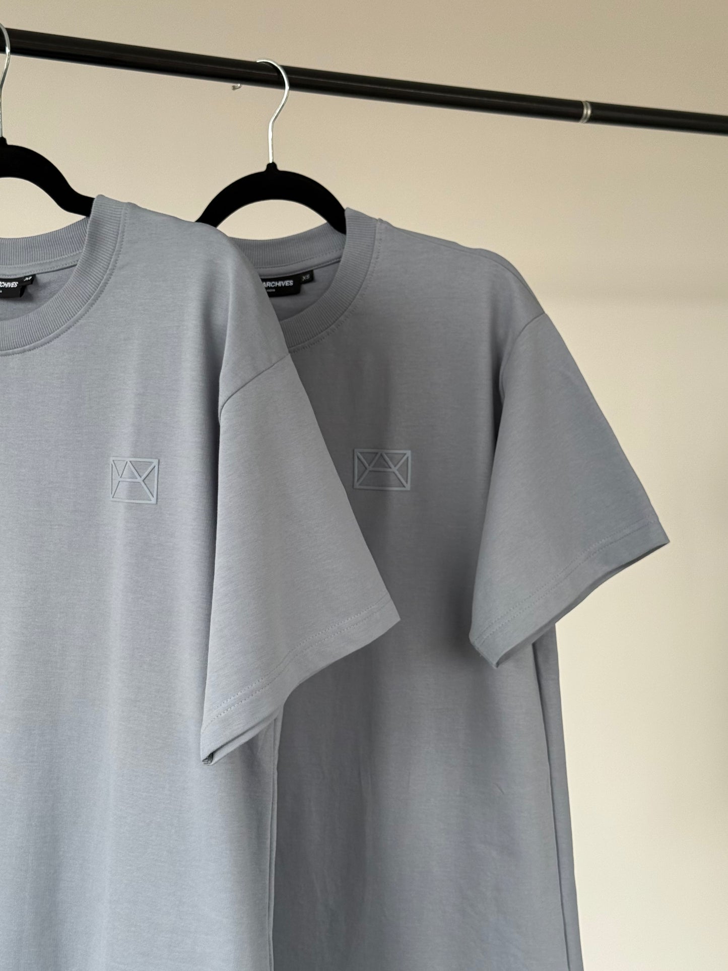 BASIC STEEL BLUE TEE